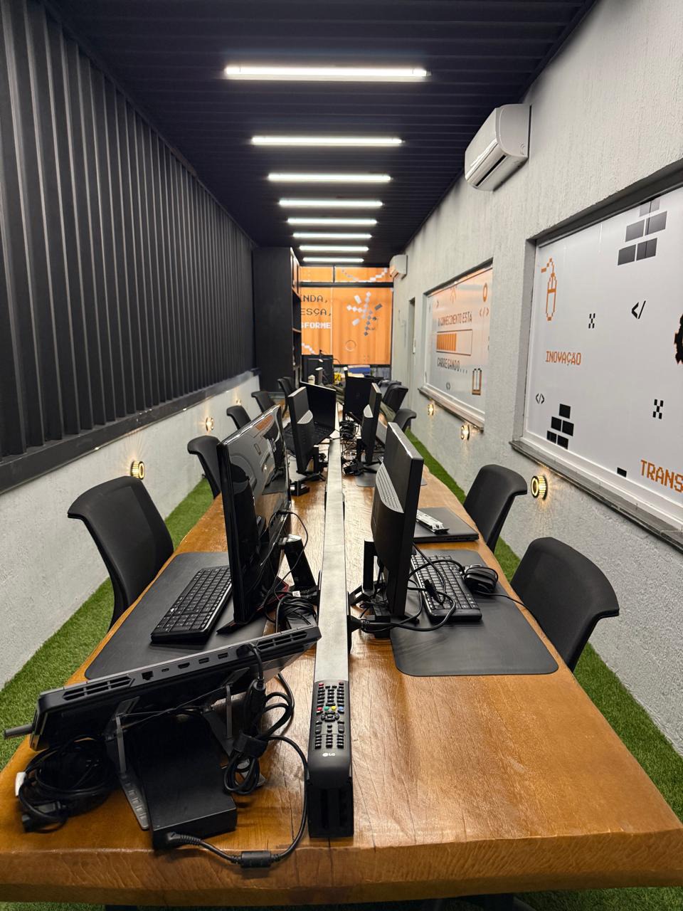 Corredor do laboratório com painéis temáticos de tecnologia