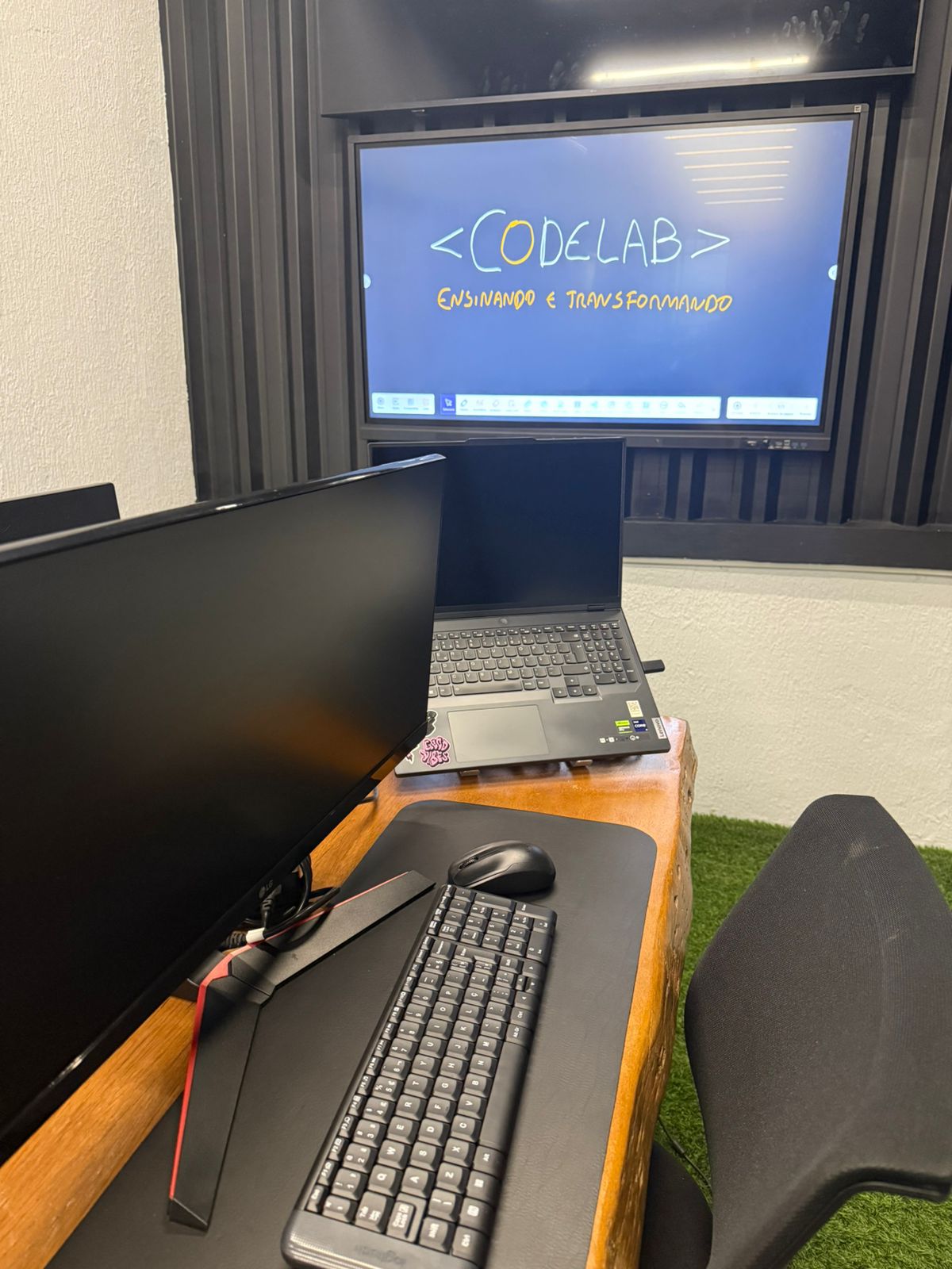 Estação de aula com tela exibindo a marca CodeLAB